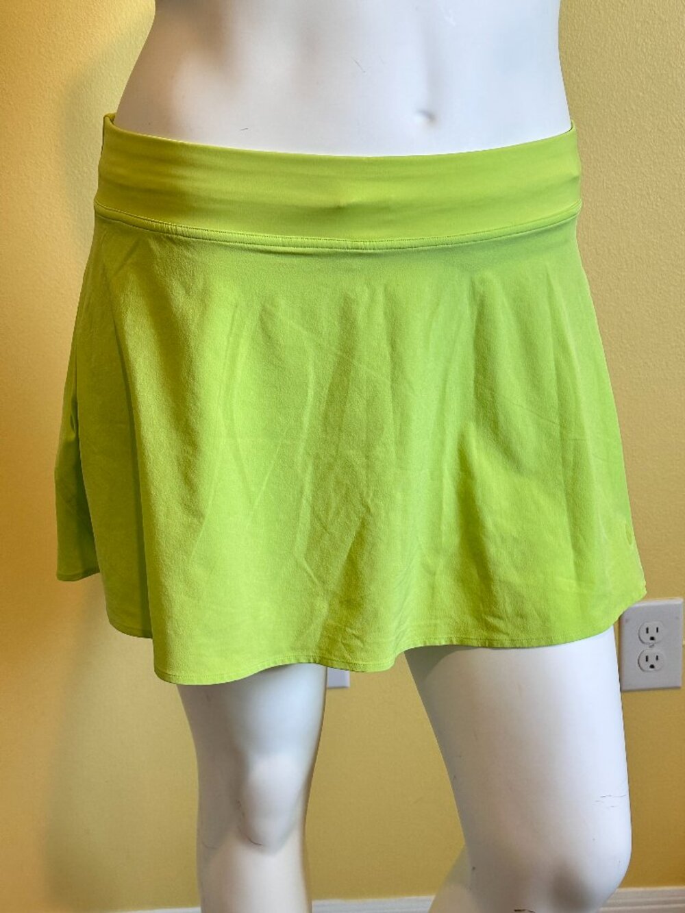 Lululemon Pace Rival Mid-Rise Skirt Neon Yellow Green Size 14 Shorts Pockets